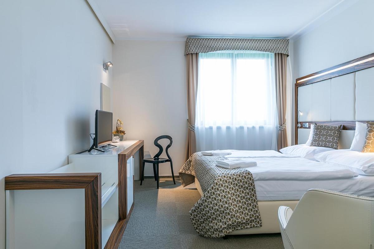 Hotel Zamecek Petrovice à Petrovice u Karviné Extérieur photo
