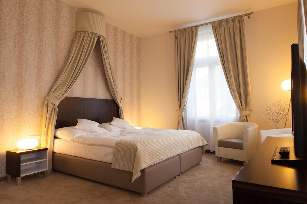 Hotel Zamecek Petrovice à Petrovice u Karviné Extérieur photo