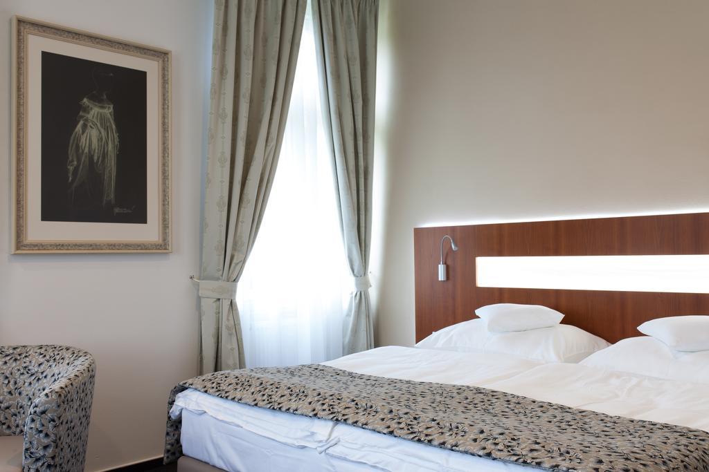 Hotel Zamecek Petrovice à Petrovice u Karviné Extérieur photo