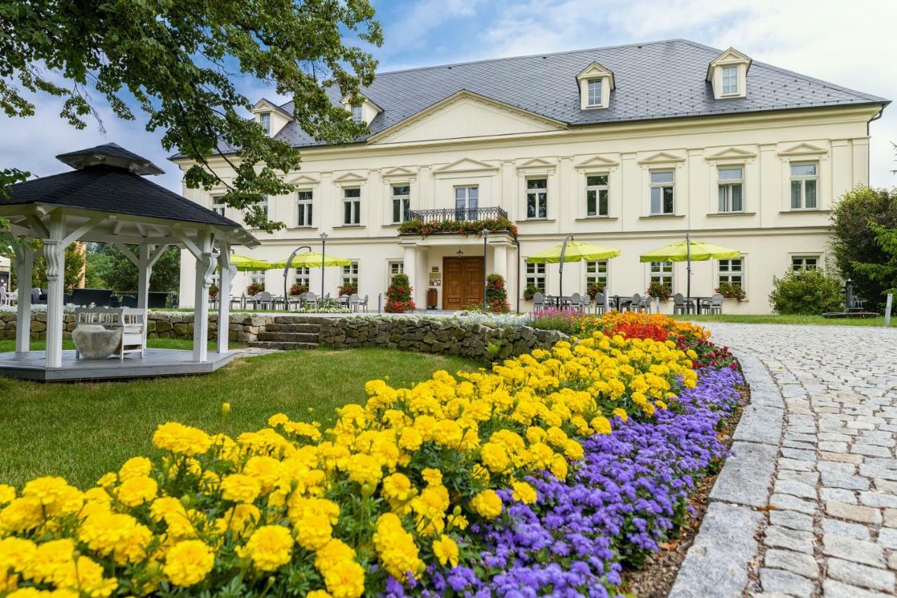 Hotel Zamecek Petrovice à Petrovice u Karviné Extérieur photo